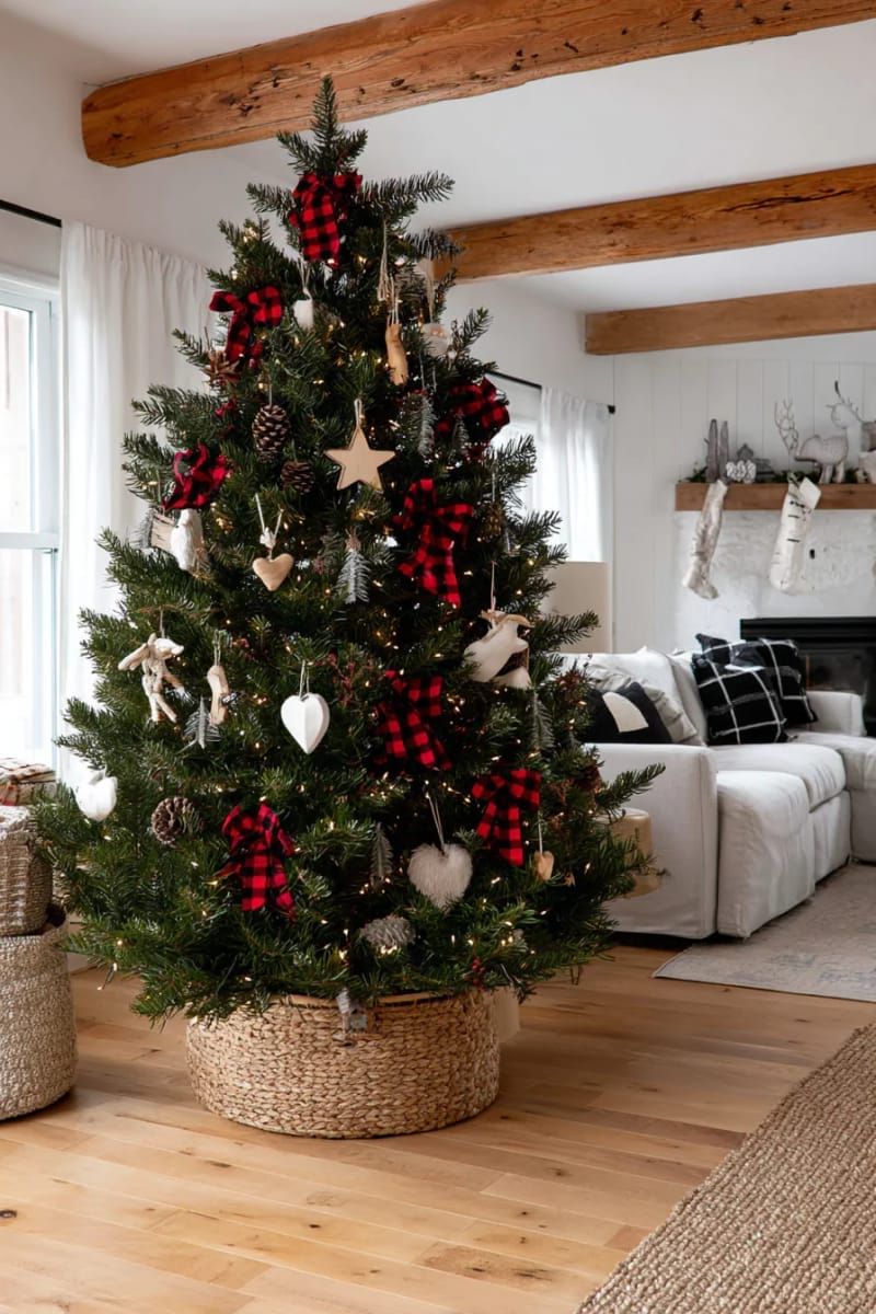 9. Plaid bows and wooden ornaments for country charm - photo 3