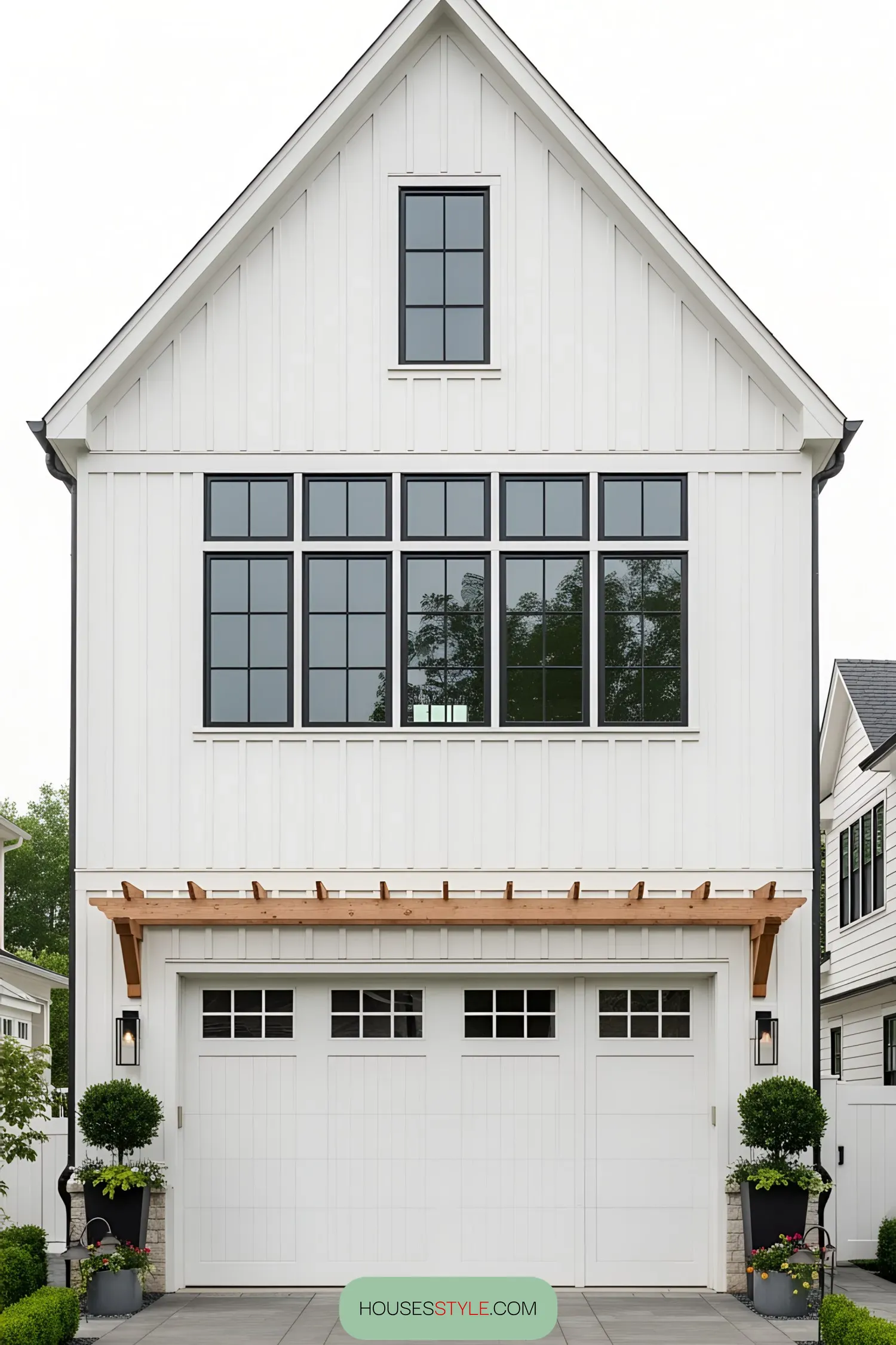 Charming Farmhouse With a Stylish Garage Facade