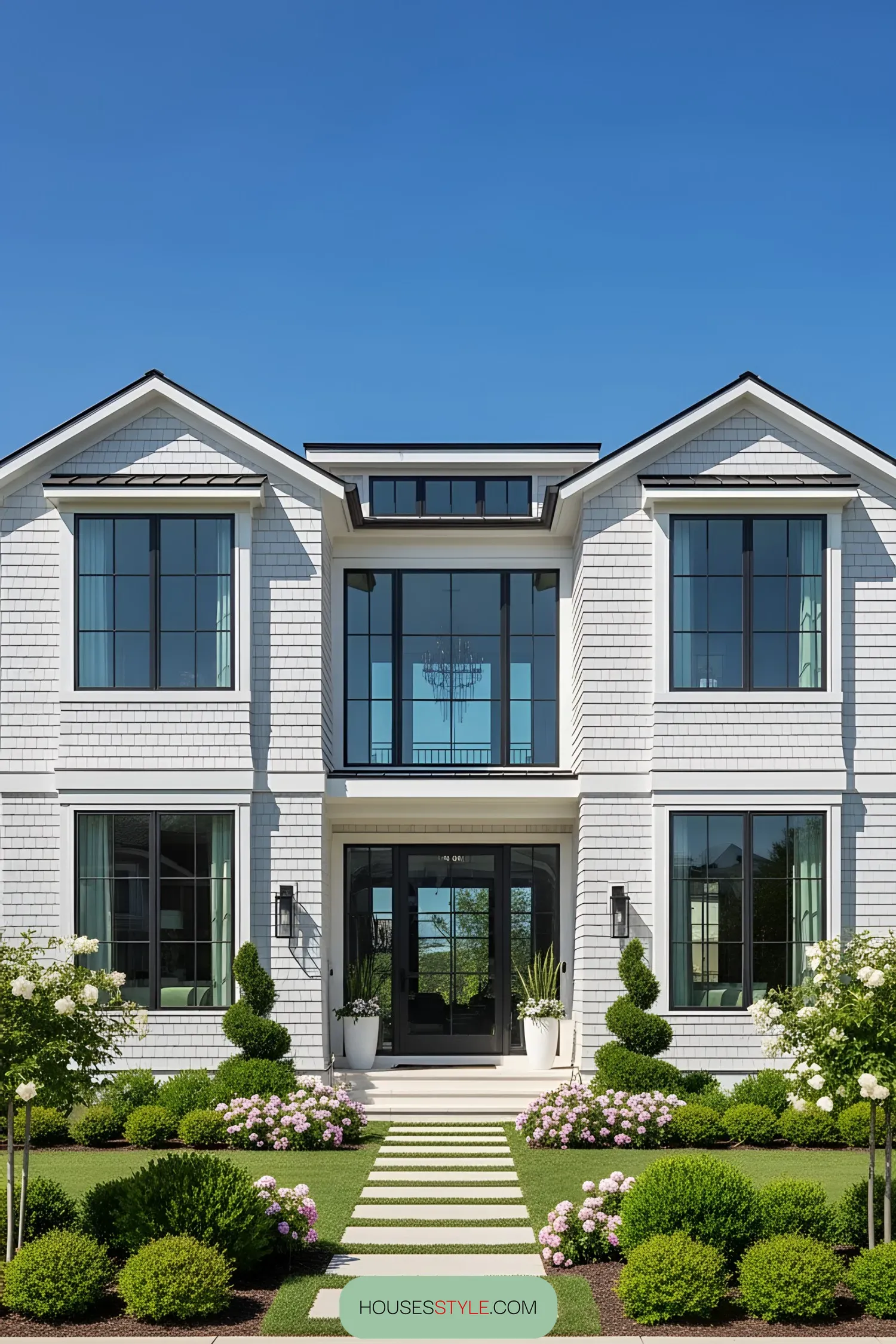 Modern Seaside Cottage With Elegant Style