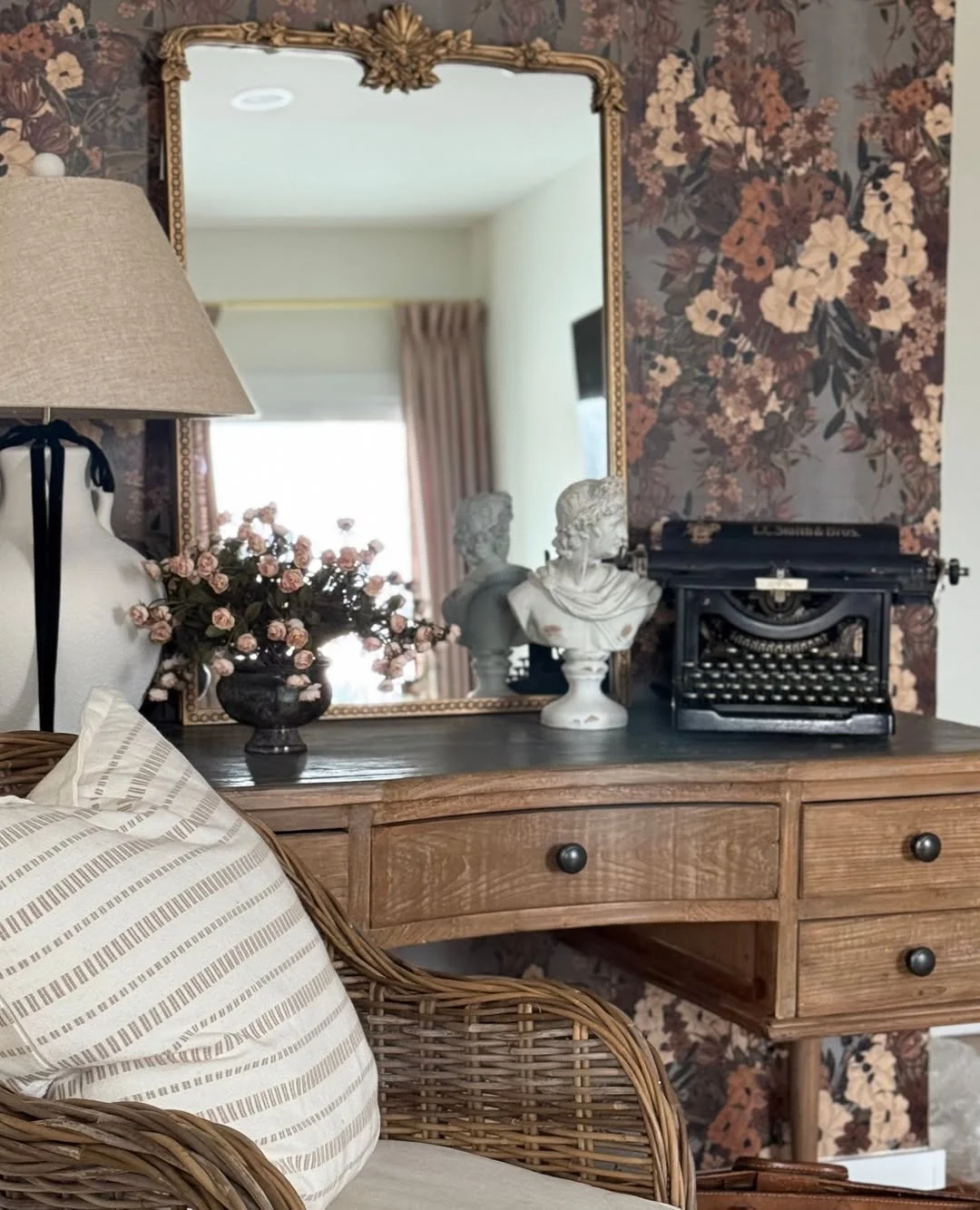 7. Espejos decorativos con marcos labrados