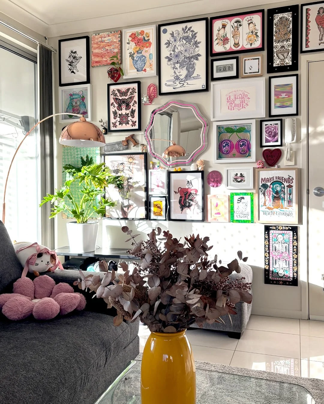 5. Muro de galería con arte femenino