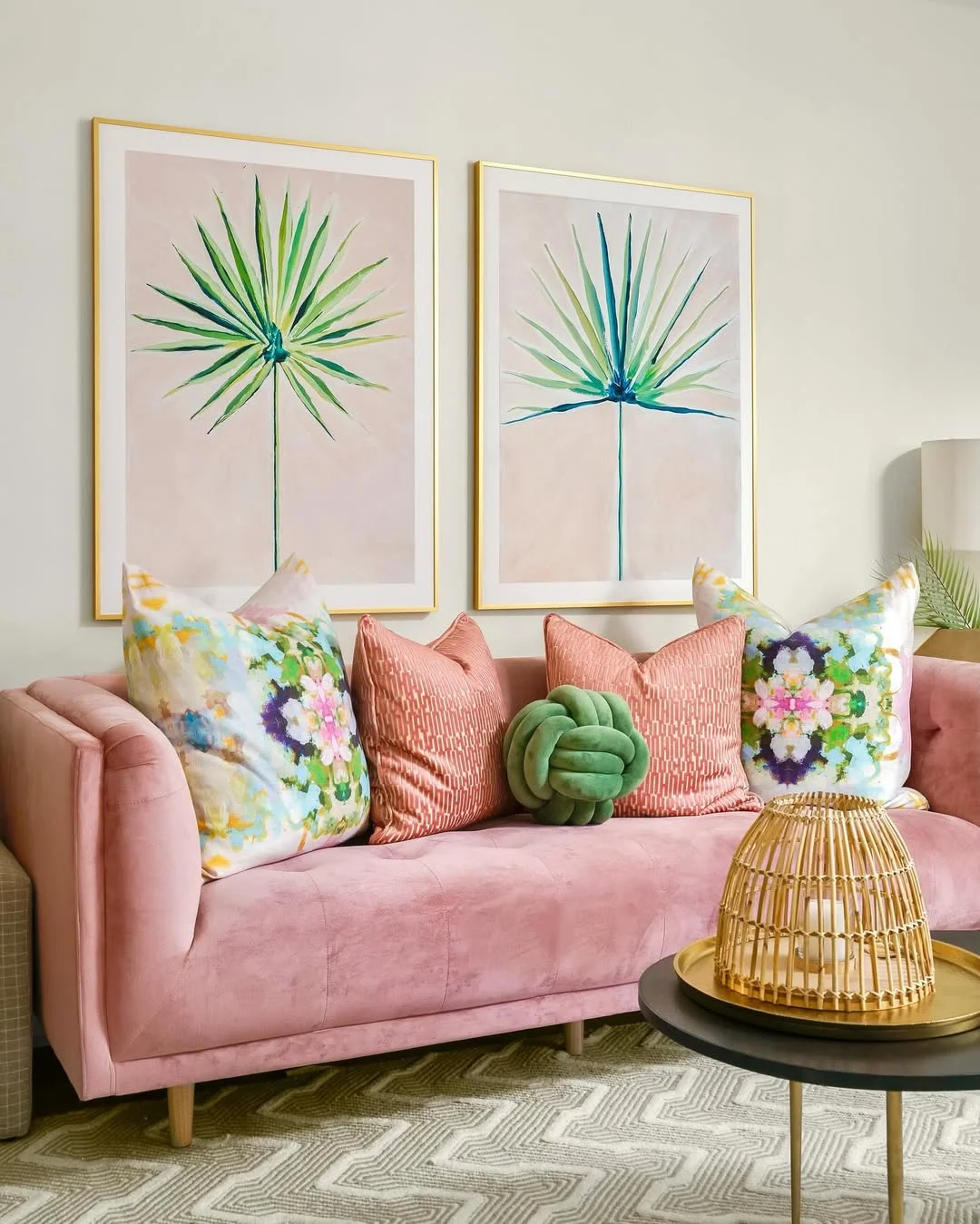 2. Cojines decorativos con flores