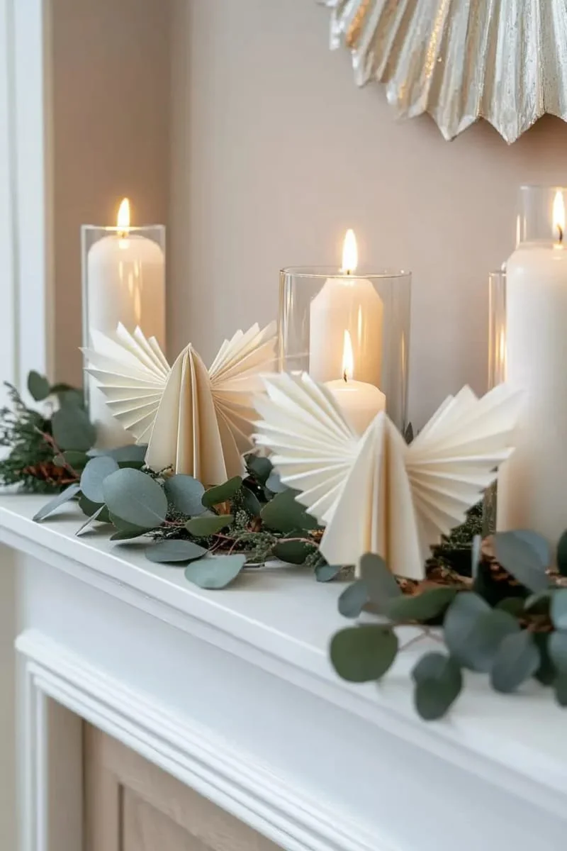 6. Ángeles de papel doblado minimalistas para la chimenea