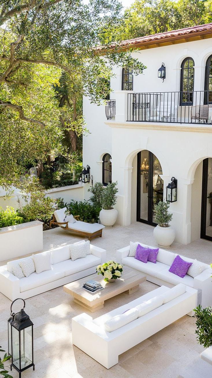 17. Simple Mediterranean-Style Backyard Decor