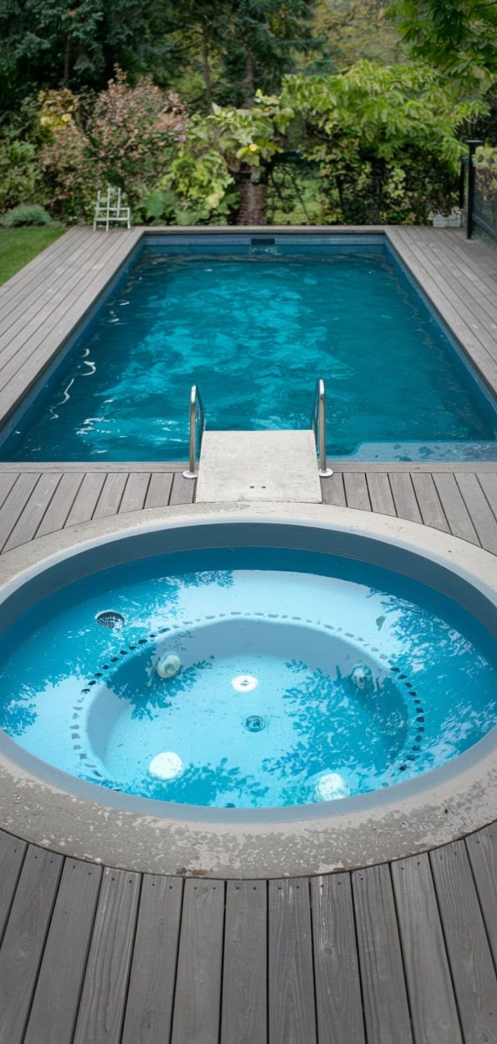 7. Pairing Backyard Pools with Hot Tubs