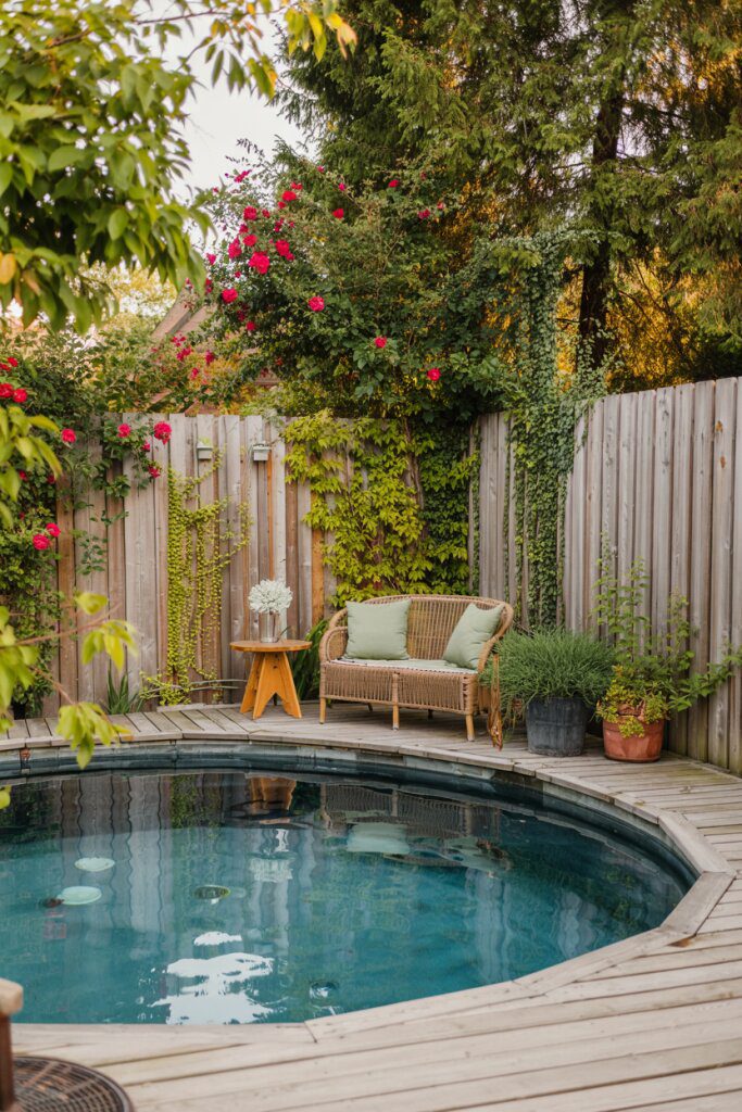 10. Private Backyard Retreat with a Round Pool - photo 2