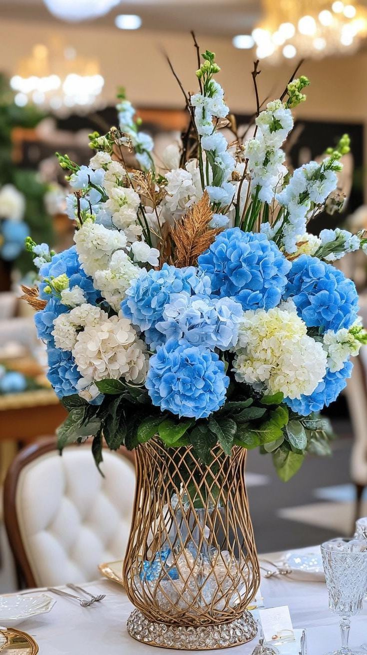 7. Icy Blue Hydrangea Centerpiece Ideas - photo 2