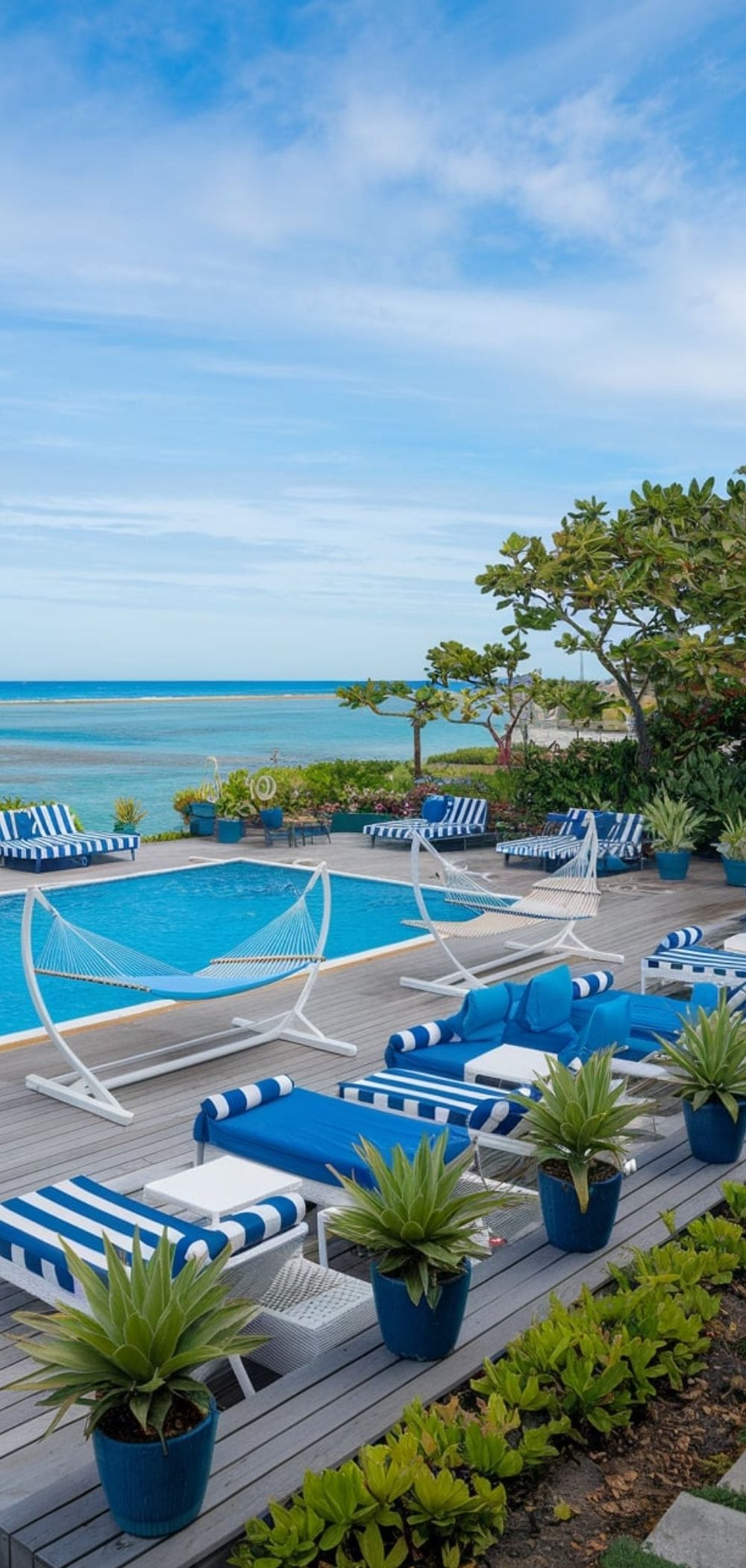 12. Cozy White and Blue Hammock Ideas for Pool Decks