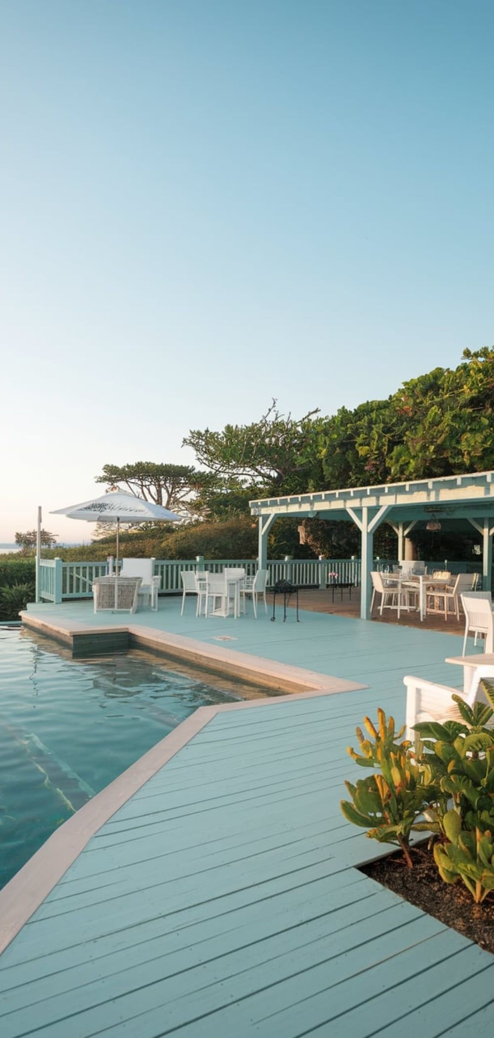 1. Calming Sea-Inspired Poolside Color Schemes