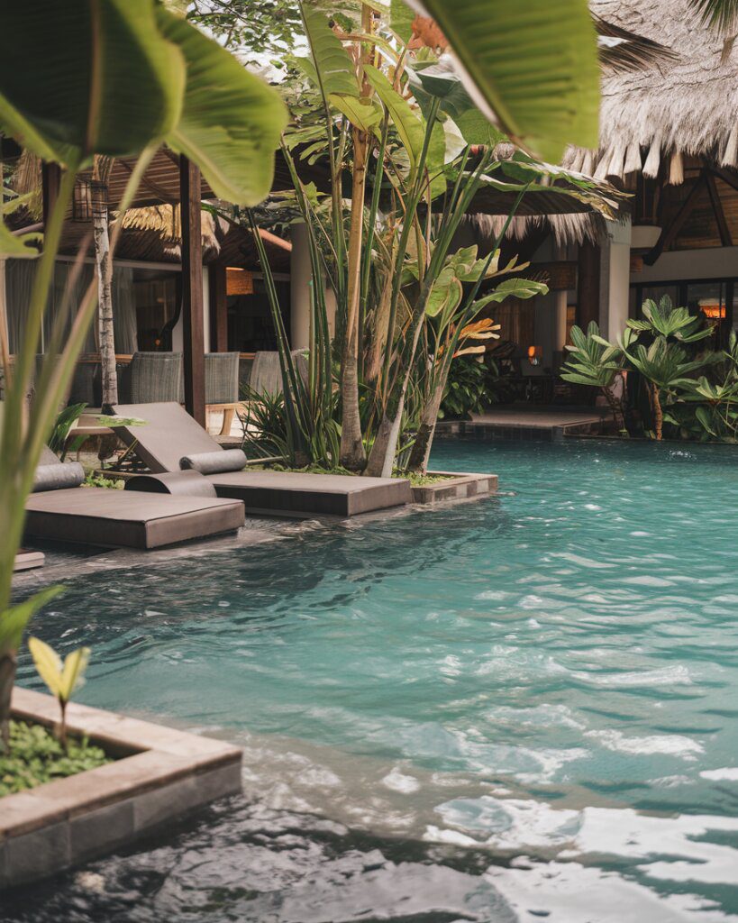 22. Relaxing Sun Shelf Pool Features